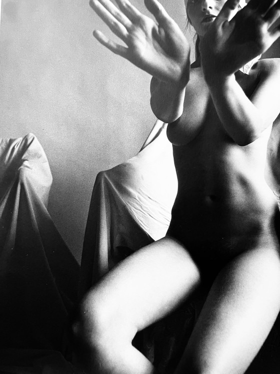 Image 1 of Grande stampa d'argento d'epoca • La giovane donna misteriosa • Karin Székessy • 1980