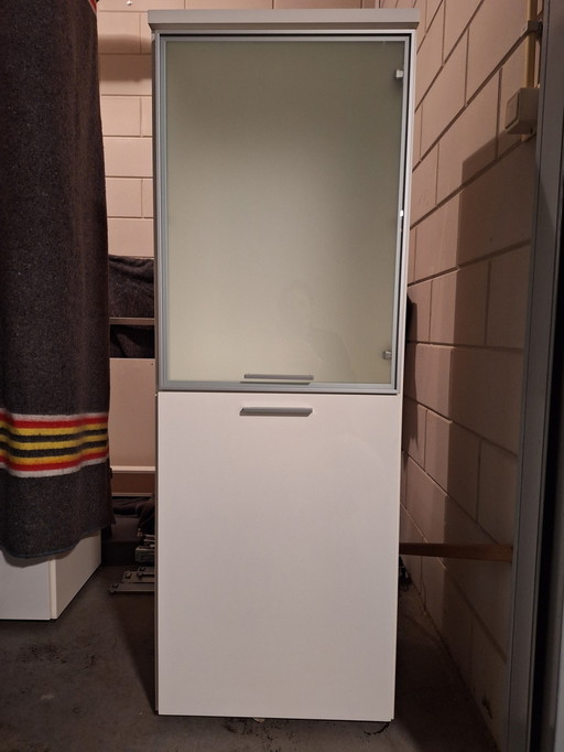 Cabinet de Piet Klerkx avec verre de lait