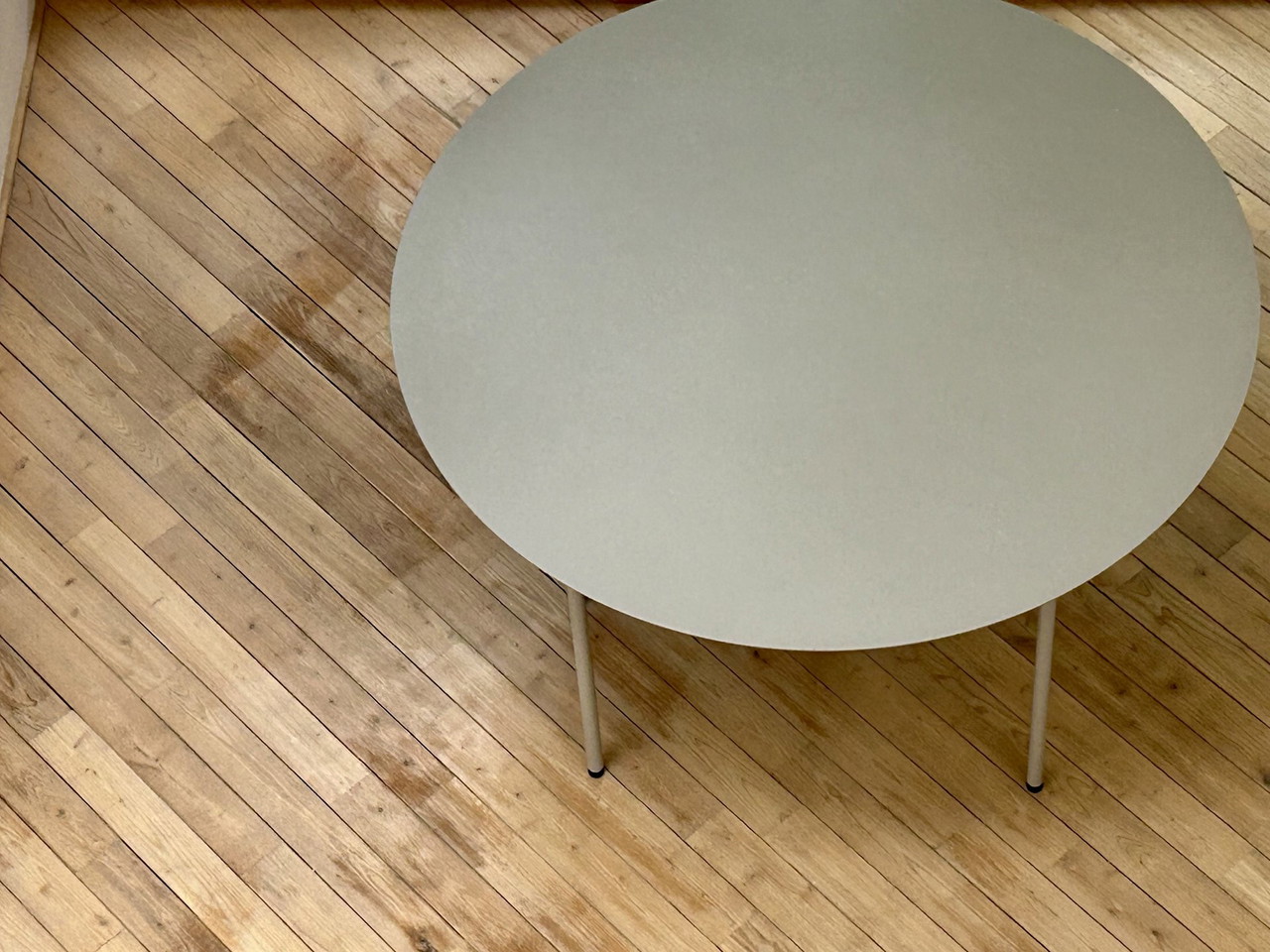 Mesa de reunión de Ferm Living