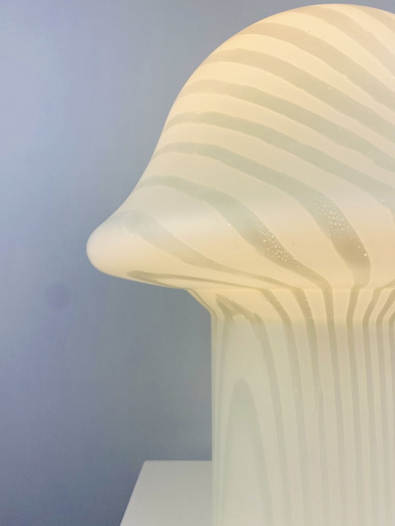 Image 1 of 1 di 3 grandi lampade da tavolo a forma di fungo in vetro di cristallo bianco a strisce zebrate Peill &amp; Putzler XL 1970