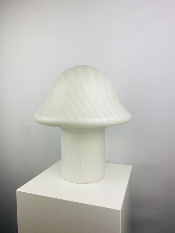 Image 1 of 1 di 3 grandi lampade da tavolo a forma di fungo in vetro di cristallo bianco a strisce zebrate Peill &amp; Putzler XL 1970