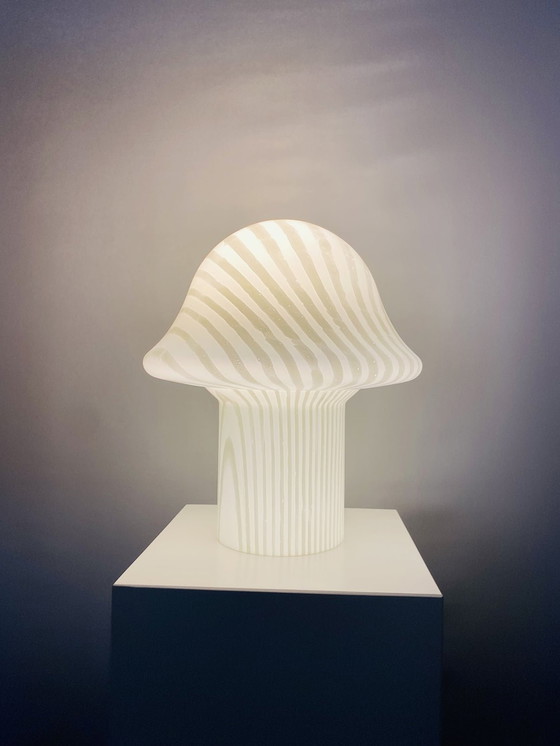 Image 1 of 1 di 3 grandi lampade da tavolo a forma di fungo in vetro di cristallo bianco a strisce zebrate Peill &amp; Putzler XL 1970