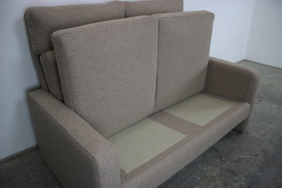 Image 1 of Divano a due posti Cor Conseta in tessuto grigio tinta unita con schienale alto, nuovo.