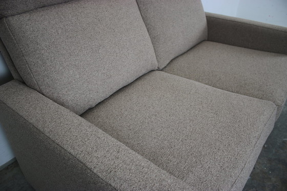 Image 1 of Divano a due posti Cor Conseta in tessuto grigio tinta unita con schienale alto, nuovo.