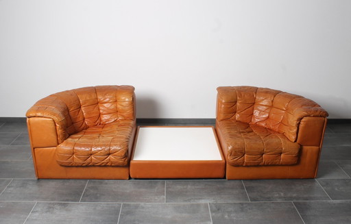 Lounge Set In Cognac Leather With Coffee Table By De Sede