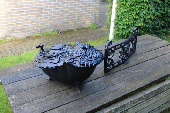 Image 1 of Leendert Ringlever fireplace grate, frog coal kit cast iron