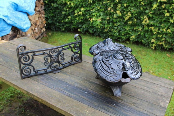 Image 1 of Leendert Ringlever fireplace grate, frog coal kit cast iron