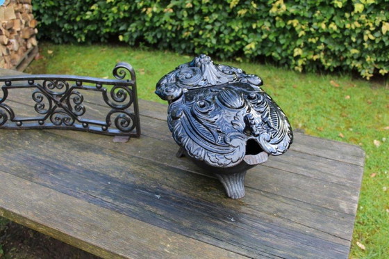 Image 1 of Leendert Ringlever fireplace grate, frog coal kit cast iron