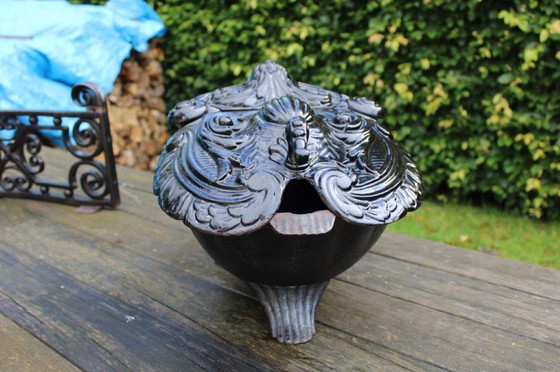 Image 1 of Leendert Ringlever fireplace grate, frog coal kit cast iron