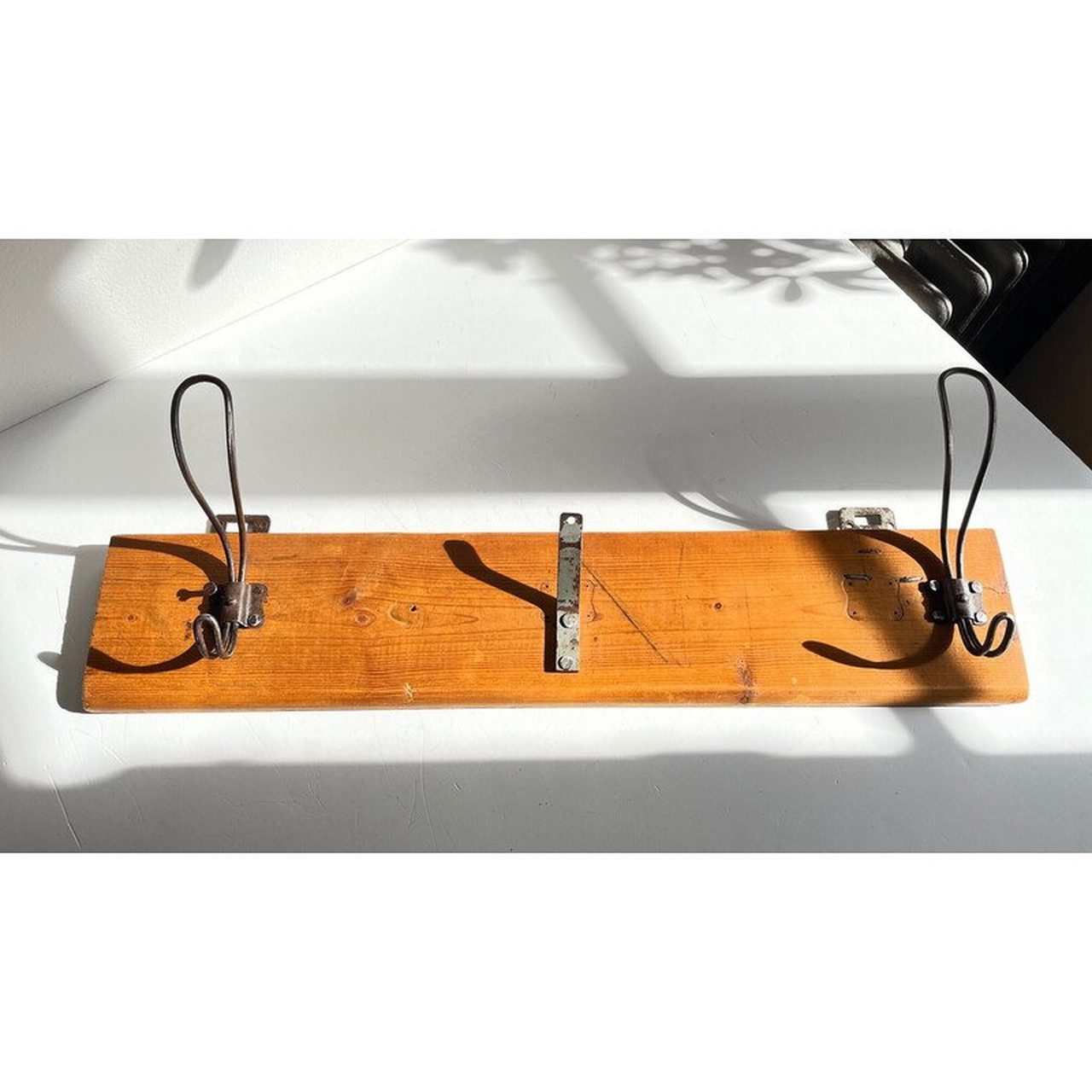 Vintage school coat rack in wood and steel with hooks €165