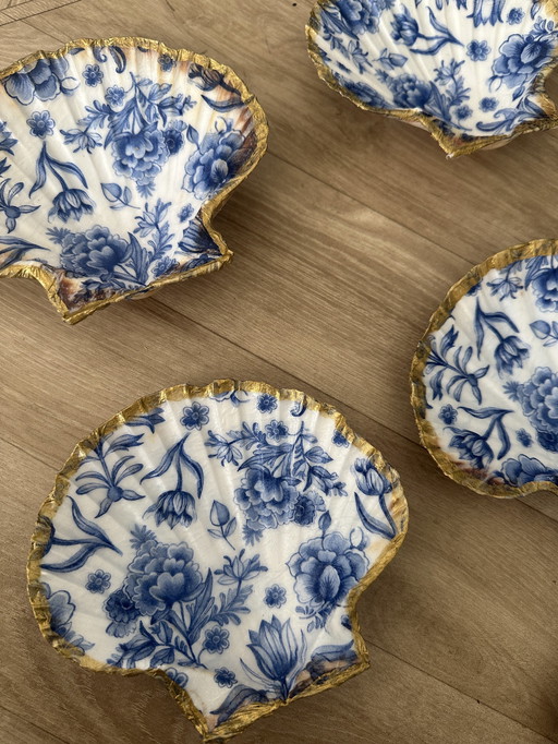 Delftware Saint James shells 6 Pieces