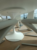 Tavolo Knoll Saarinen + 6 sedie Rolf Benz modello 7800 rivestimento in pelle bianca/struttura in metallo