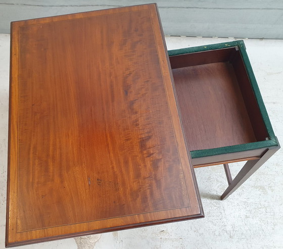 Image 1 of Vintage table de jeux en acajou travaillé