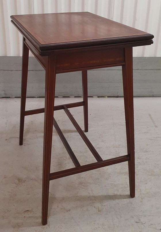 Image 1 of Vintage table de jeux en acajou travaillé