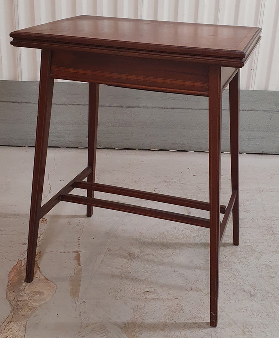 Image 1 of Vintage table de jeux en acajou travaillé