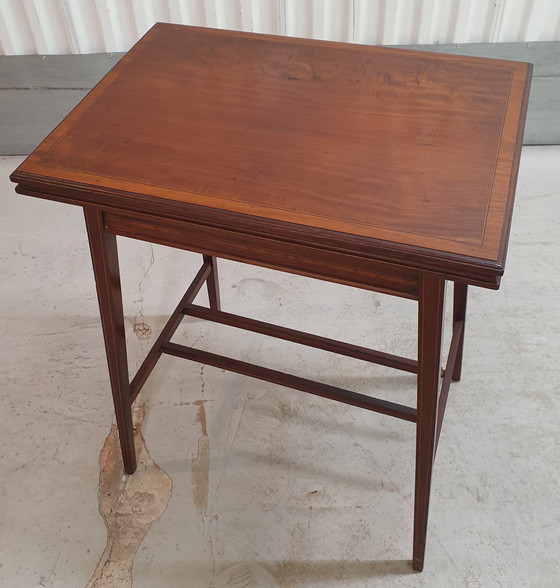 Image 1 of Vintage table de jeux en acajou travaillé