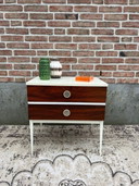 Cassettiera vintage in stile spaziale con gambe alte