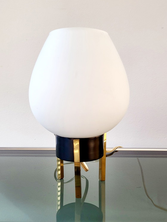 Image 1 of Lampe de table tripode Hollywood regency des années 1960 avec un abat-jour en opaline blanche