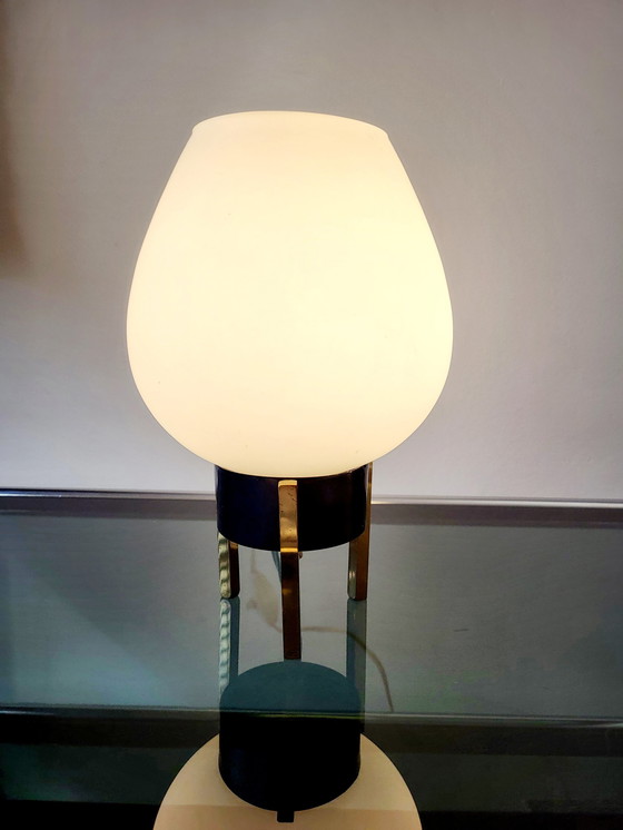 Image 1 of Lampe de table tripode Hollywood regency des années 1960 avec un abat-jour en opaline blanche