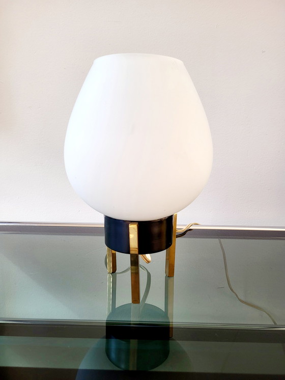 Image 1 of Lampe de table tripode Hollywood regency des années 1960 avec un abat-jour en opaline blanche