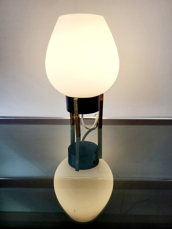 Image 1 of Lampe de table tripode Hollywood regency des années 1960 avec un abat-jour en opaline blanche