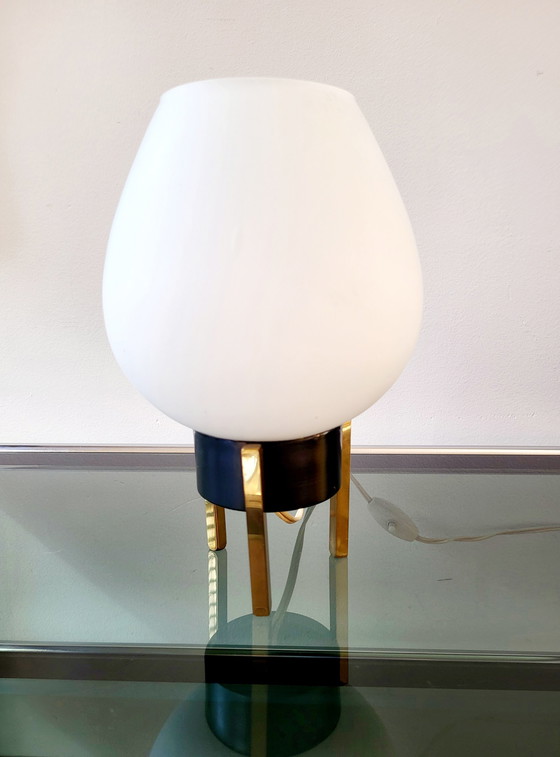 Image 1 of Lampe de table tripode Hollywood regency des années 1960 avec un abat-jour en opaline blanche