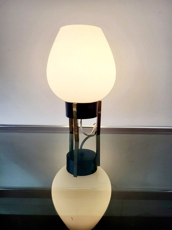 Image 1 of Lampe de table tripode Hollywood regency des années 1960 avec un abat-jour en opaline blanche