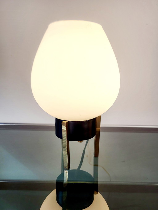 Lampe de table tripode Hollywood regency des années 1960 avec un abat-jour en opaline blanche