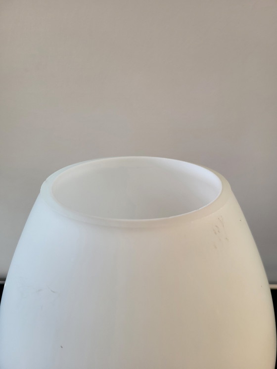 Image 1 of Lampe de table tripode Hollywood regency des années 1960 avec un abat-jour en opaline blanche