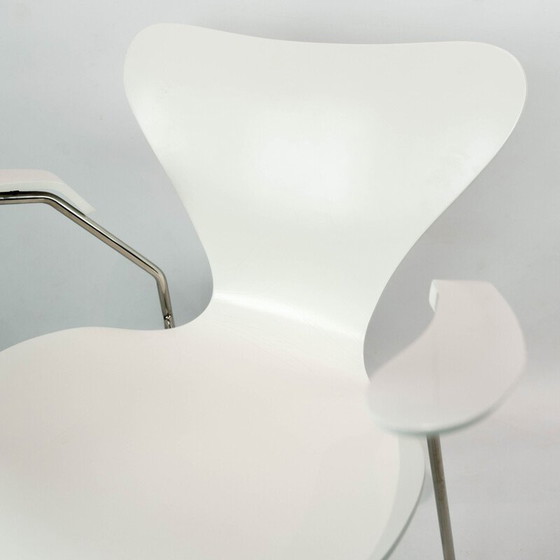 Image 1 of Vintage white Seven chair model 3207 with armrests by Arne Jacobsen for Fritz Hansen