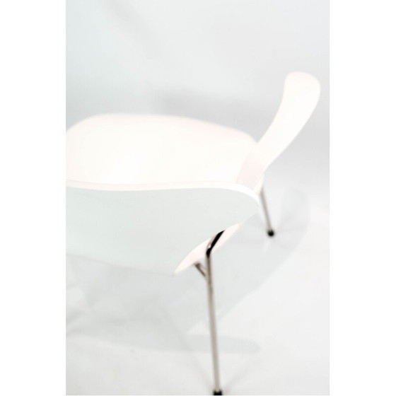 Image 1 of Vintage white Seven chair model 3207 with armrests by Arne Jacobsen for Fritz Hansen