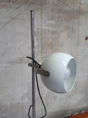 Lampadaire vintage à ampoule blanche