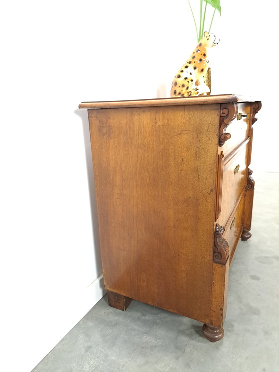 Image 1 of Commode en placage de ronce de noyer ancienne