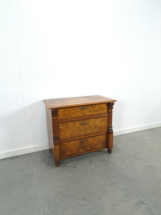 Image 1 of Commode en placage de ronce de noyer ancienne