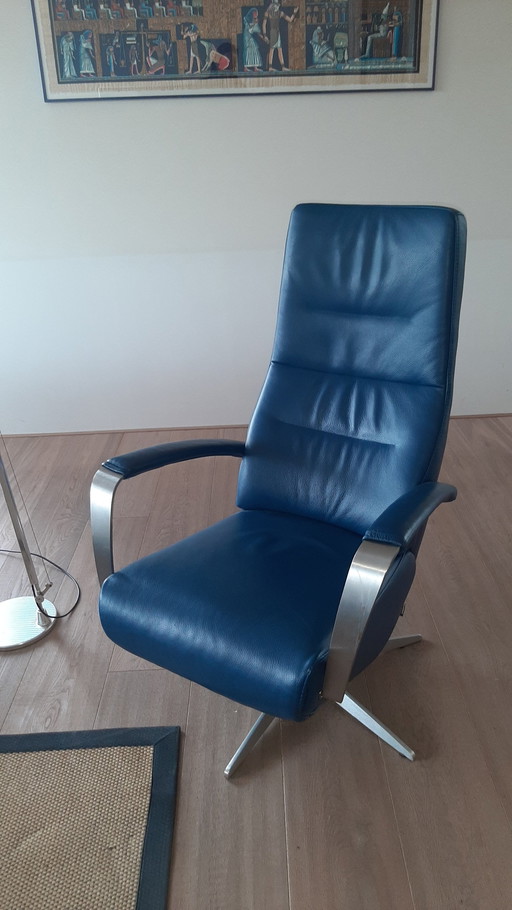 Electric Movable Recliner. Brand Movani, Model Savona. Like New.