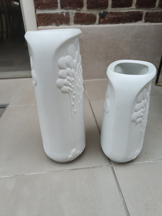 Image 1 of Dos jarrones de porcelana blanca Kaiser Manfred Frey