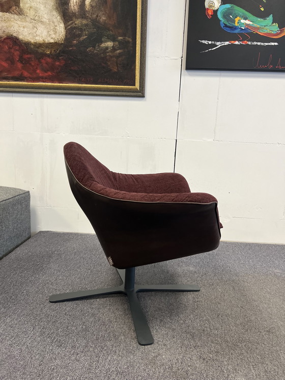 Image 1 of Label Seat 24 Low Swivel armchair