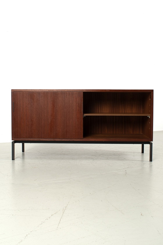 Image 1 of Elegante piccola credenza vintage 69521