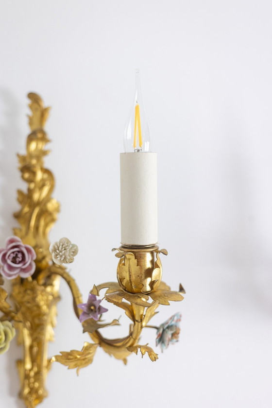 Image 1 of Coppia di applique in bronzo con decorazione floreale. Circa 1880.