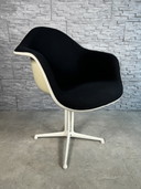 Poltrona in fibra di vetro La Fonda di Vitra Eames