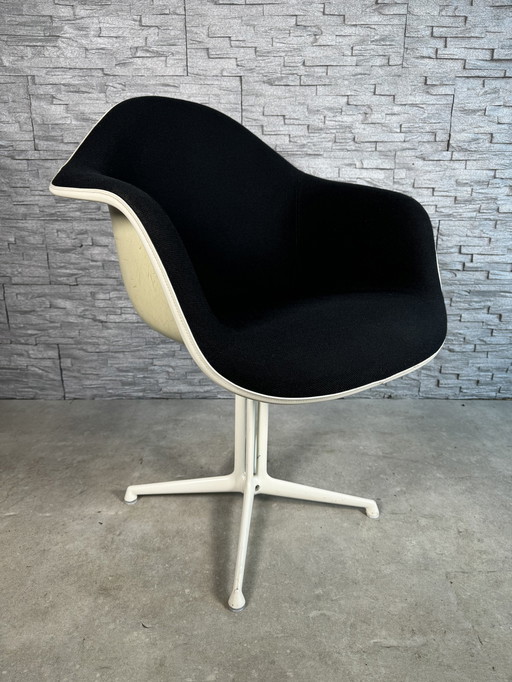 Vitra La Fonda Fauteuil en fibre de verre Eames