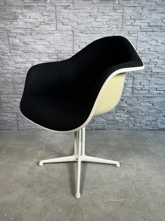 Image 1 of Vitra La Fonda Fauteuil en fibre de verre Eames