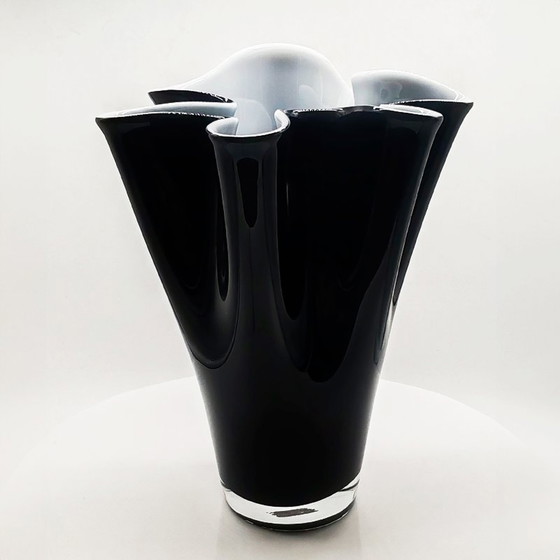 Image 1 of Grande vaso Fazzoletto rivestito in vetro di Murano degli anni '60, nero e bianco brillante. Prodotto in Italia.