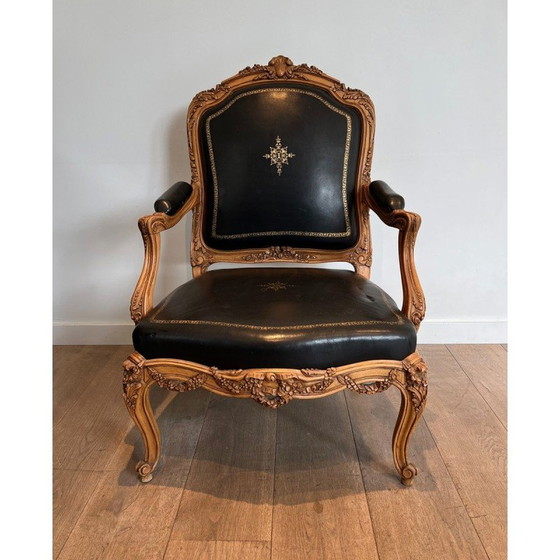Image 1 of Vintage Queen's armchair in carved walnut and leather with gold trim, 1950