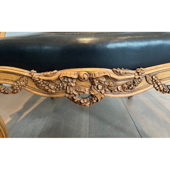Image 1 of Vintage Queen's armchair in carved walnut and leather with gold trim, 1950