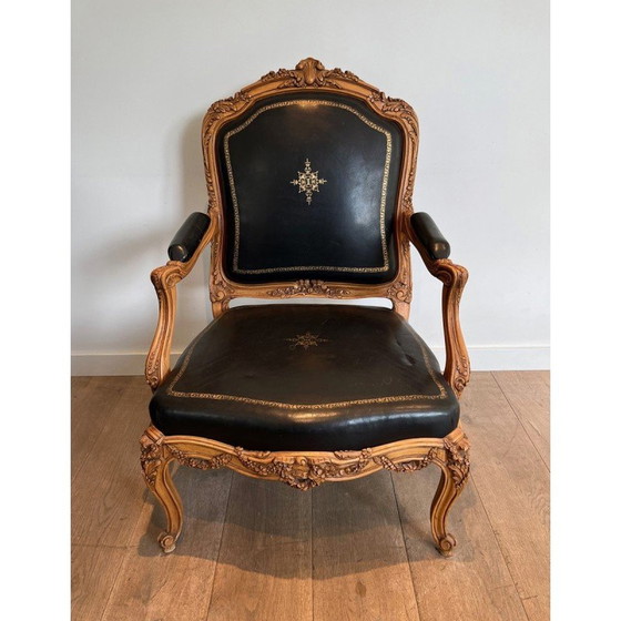 Image 1 of Vintage Queen's armchair in carved walnut and leather with gold trim, 1950