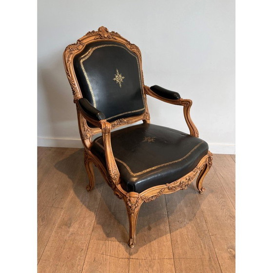 Image 1 of Vintage Queen's armchair in carved walnut and leather with gold trim, 1950