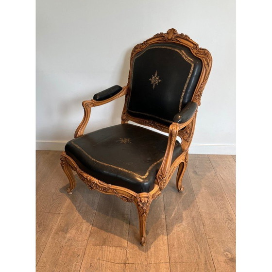 Image 1 of Vintage Queen's armchair in carved walnut and leather with gold trim, 1950