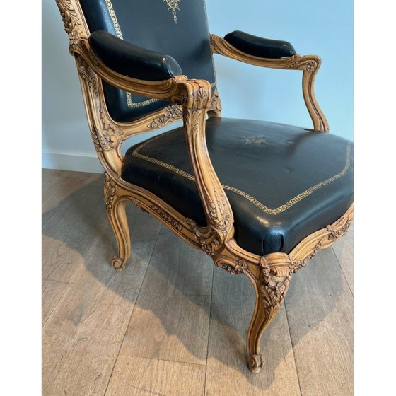Image 1 of Vintage Queen's armchair in carved walnut and leather with gold trim, 1950