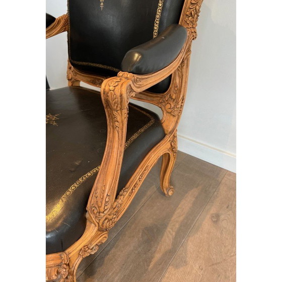 Image 1 of Vintage Queen's armchair in carved walnut and leather with gold trim, 1950